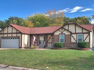 2312 Longmont Dr, O'Fallon, MO 63368