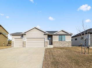 8881 Scarlet Dr, West Des Moines, IA 50266