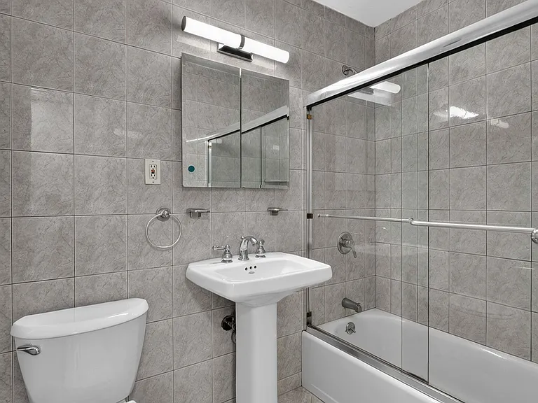150 E 18th St #4L — Photo 3
