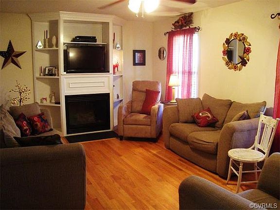 Cozy Gas Logs Fireplace!