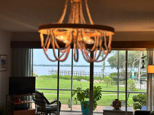 725 Manatee Ave, Holmes Beach, FL 34217
