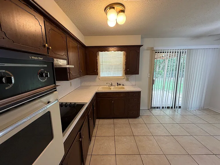 1011 Raleigh Cir — Photo 9