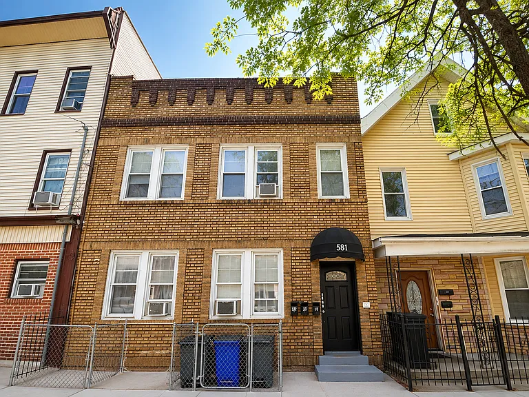 581 N 5th St #1R — Photo 4