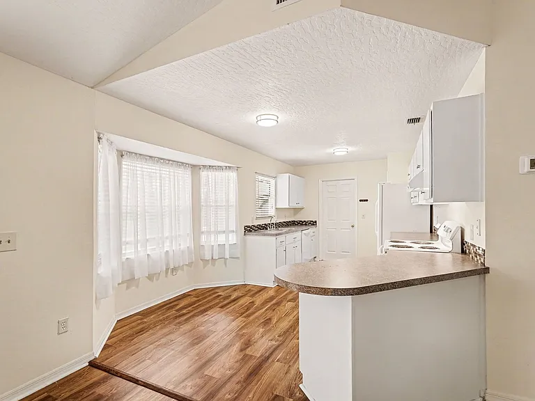 880 Vocelle Ave — Photo 9