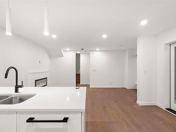 3rd image of 1102 Esquimalt Rd #Townhouse 2