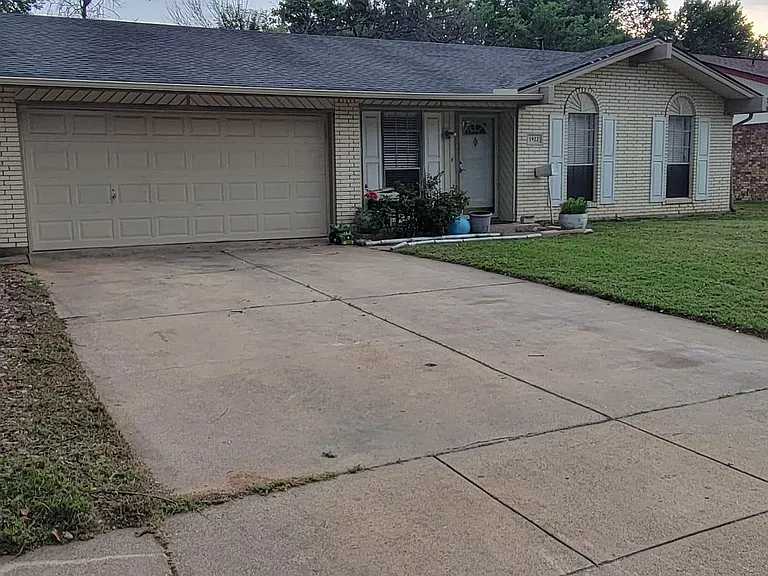 1922 Southstone Ln — Photo 2