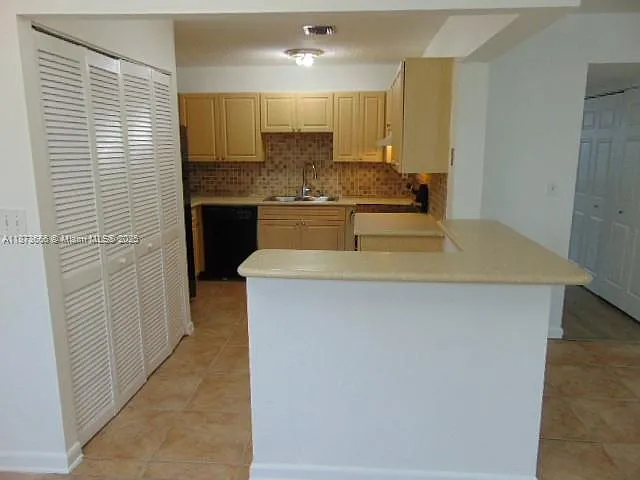 3 bed, 1630 sqft, $2,700 — Photo 2