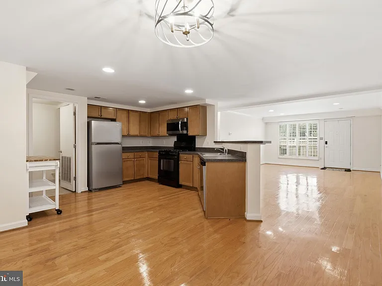 1421 N Van Dorn St #A — Photo 8