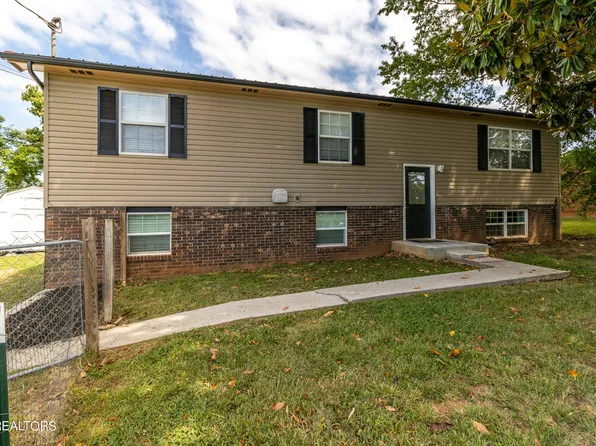 2820 Vicksburg Ln, Strawberry Plains, TN 37871