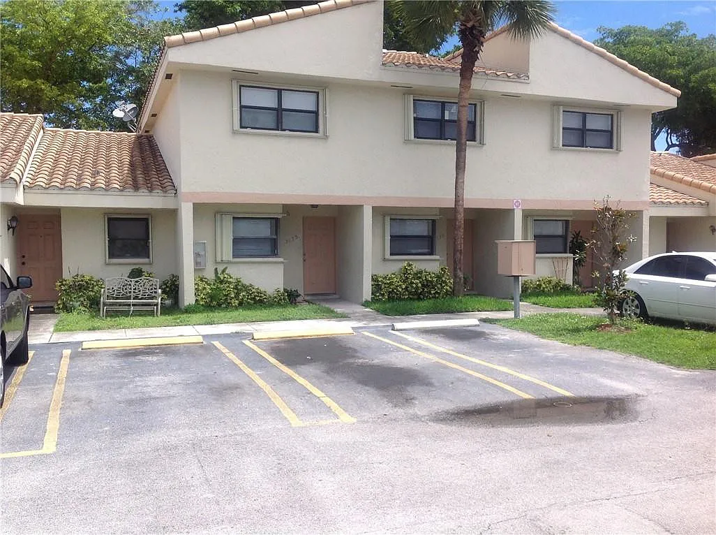 2 bed, 2.5 bath, 1100 sqft, $2,050 — Photo 2