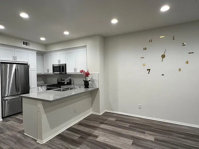 417 Castiano St — Photo 9