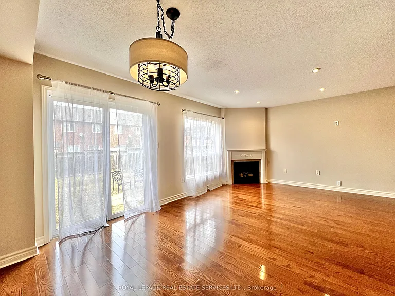 2153 Redstone Cres — Photo 9