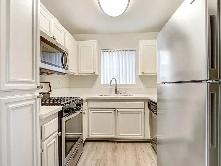 11325 Morrison St — Photo 31
