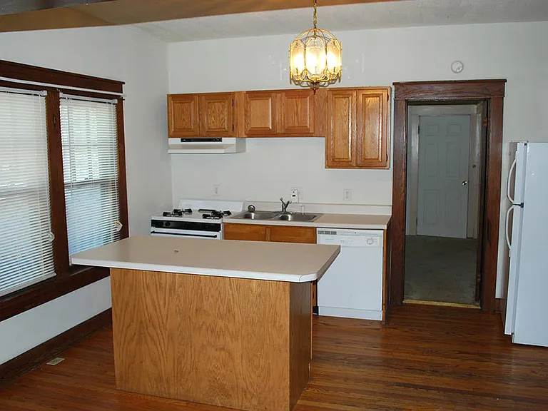 403 E Smith Ave — Photo 6
