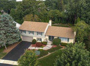 522 Longmeadow Cir, St Charles, IL 60174