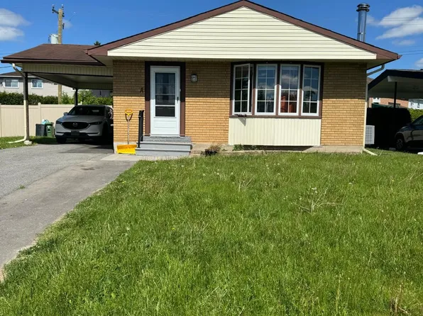 1387 Sault St #B, Ottawa, ON K1E 1G8