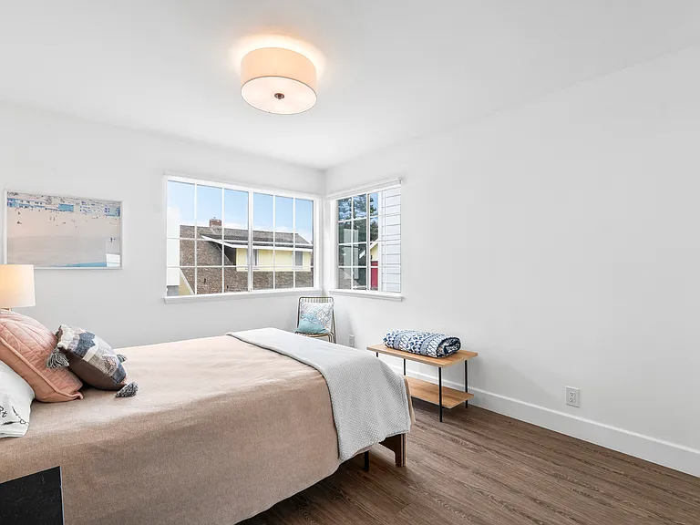709 W Balboa Blvd — Photo 37