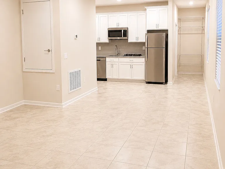 1719 Chatsworth Cir — Photo 4
