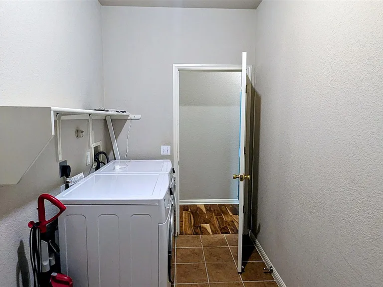 114 Ambrose Dr — Photo 25