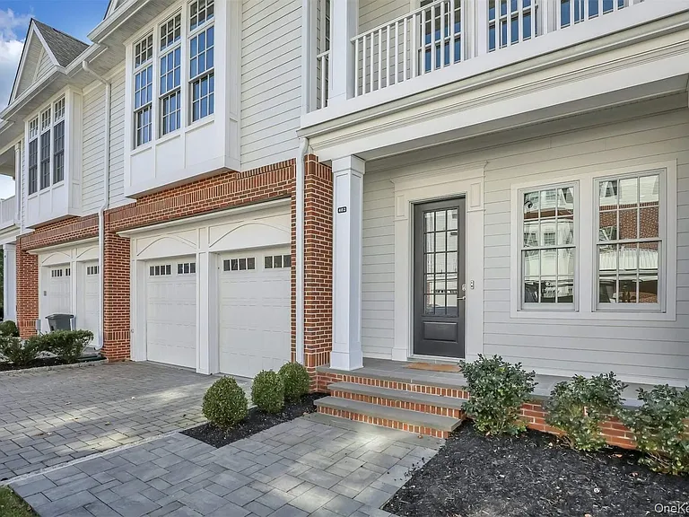 402 Grist Mill Cir — Photo 1