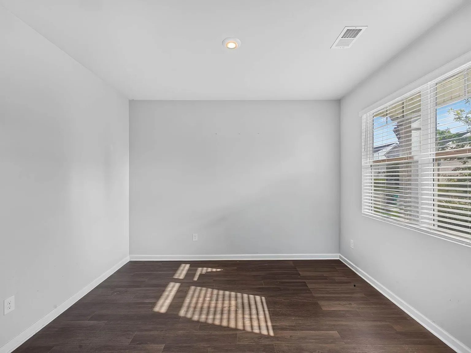 4 bed, 2.5 bath, 1991 sqft, $2,200 — Photo 3