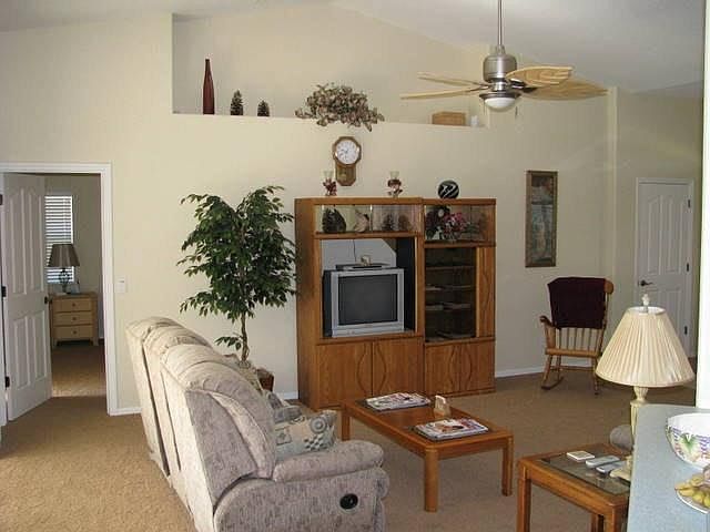 2nd image of 915 Rotonda Cir