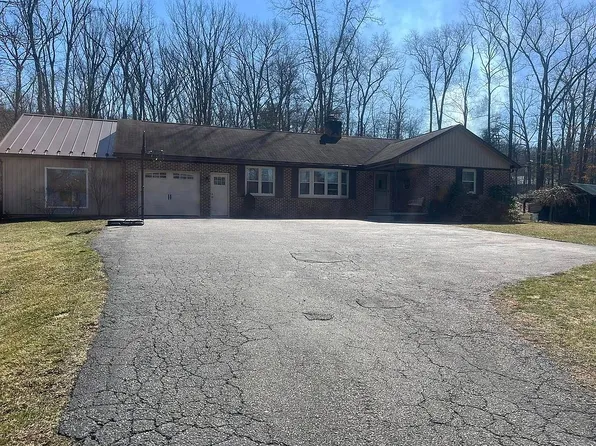 4 White Oak Dr, Carlisle, PA 17015