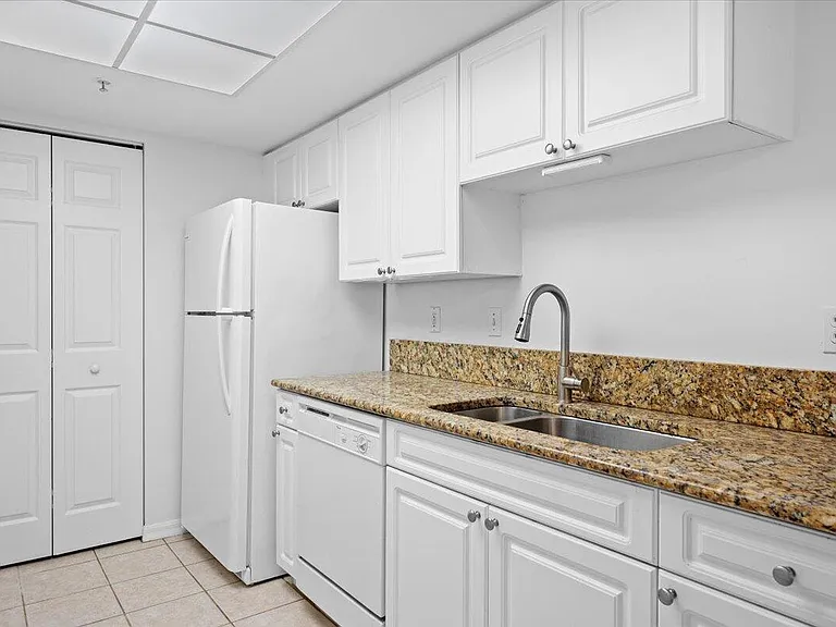 200 Crestwood Ct N #211 — Photo 3