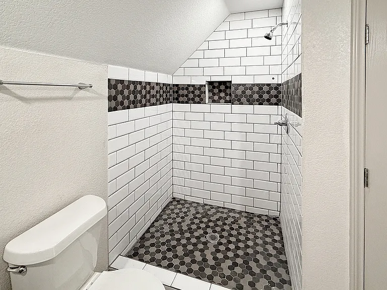 2424 McKinley Ave — Photo 9