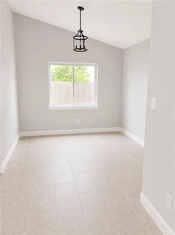 1028 Kingsway Dr W — Photo 13