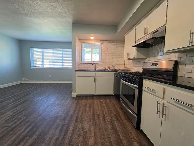 1115 E Parker St — Photo 7