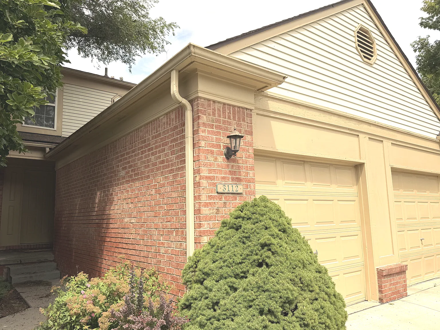 2 bed, 1.5 bath, 1121 sqft, $1,900 — Photo 1