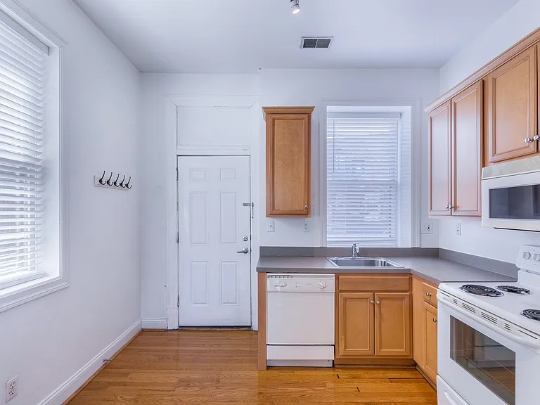 401 Euclid — Photo 10
