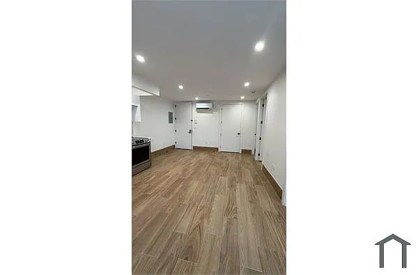 Building Photo - 1089 Dumont Ave #3