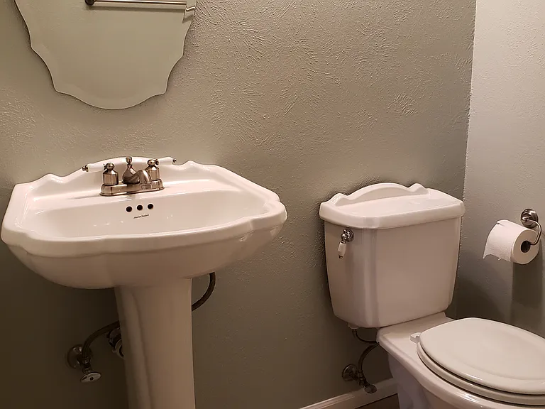 Main floor bath : updated fixtures.