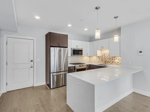 2 Cliveden St Unit 305E, Quincy, MA 02169