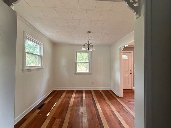 3rd image of 607 E Elm St