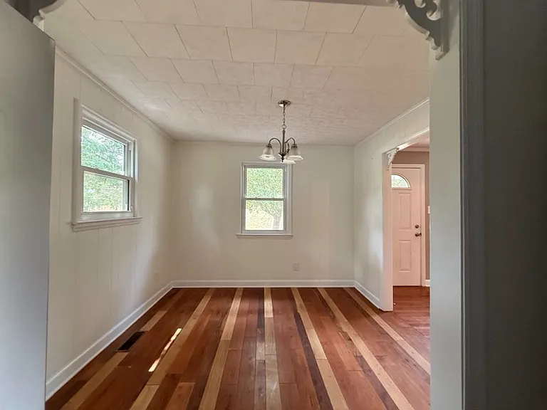 607 E Elm St — Photo 3