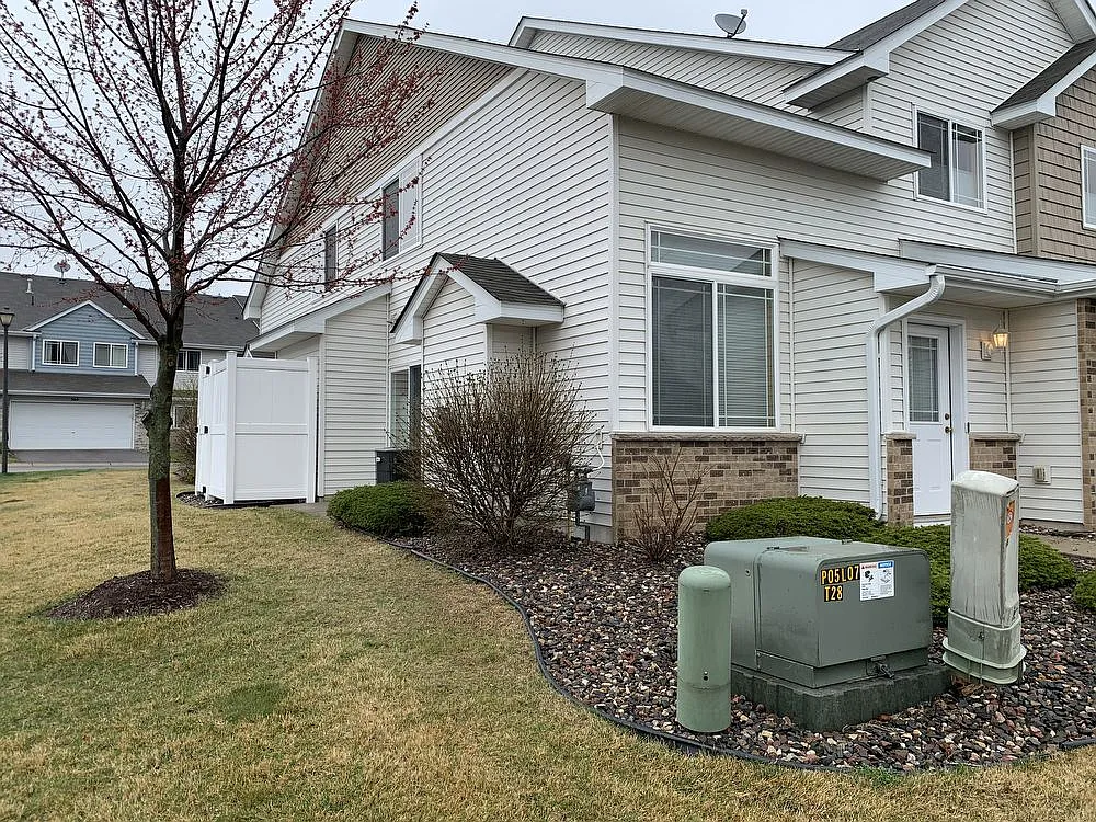 Desirable 2 bedroom townhome in convenient Dundas/Northfield location — Photo 1