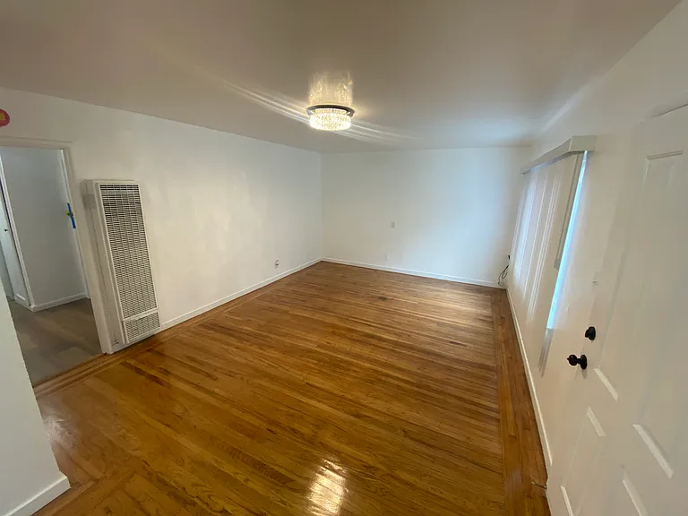 21411 Locust St — Photo 14