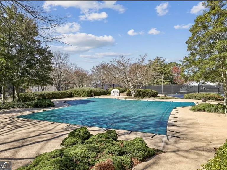 81 Hampshire Ct — Photo 33