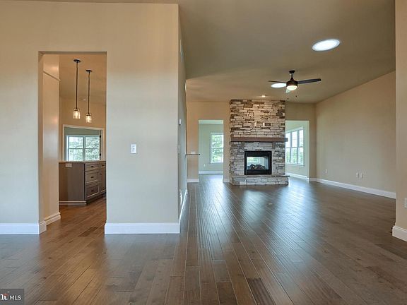 4th image of 22 Starlight Ln