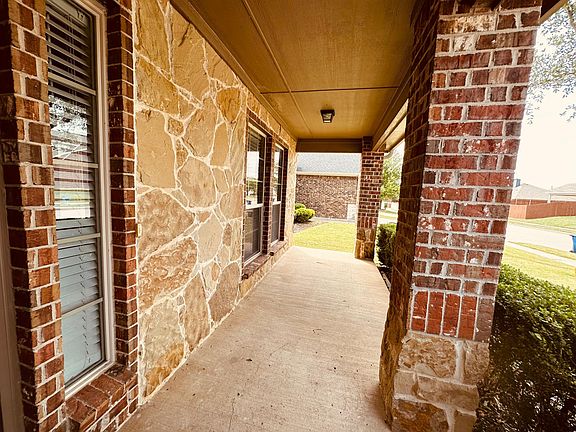 4th image of 905 Golden Bear Ln