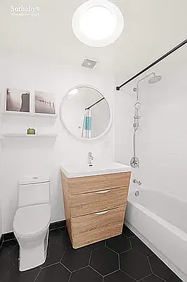 Bathroom, photo 1