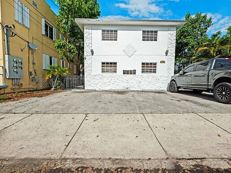 219 NW 10th Ave #4 — Photo 3