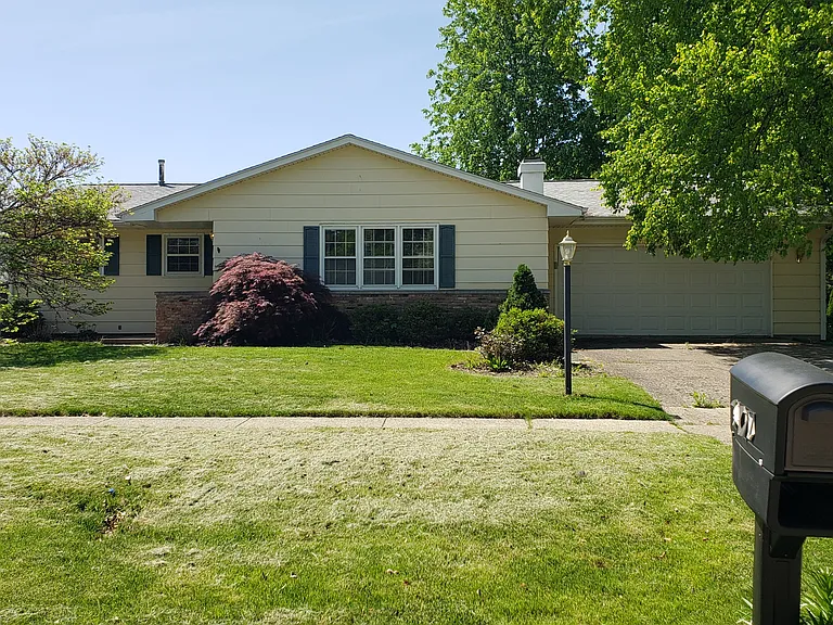 1207 Broadmoor Dr — Photo 1