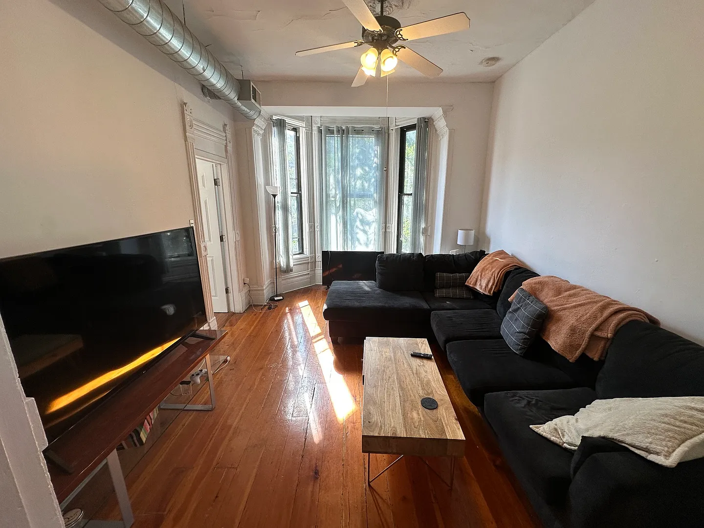 1 bed, 900 sqft, $2,000 — Photo 3