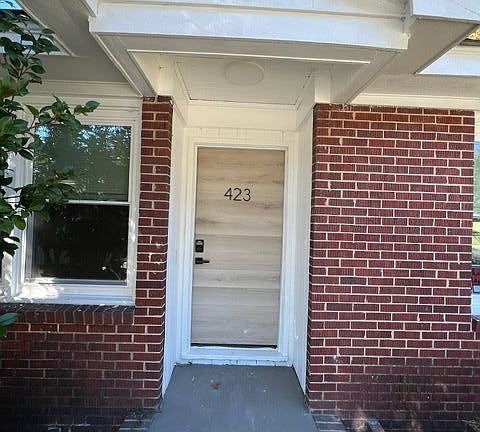 3rd image of 423 W Chestnut St