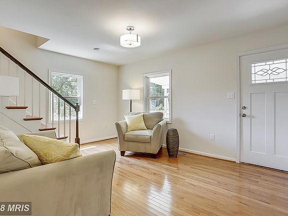 Lovely room to welcome guests into.