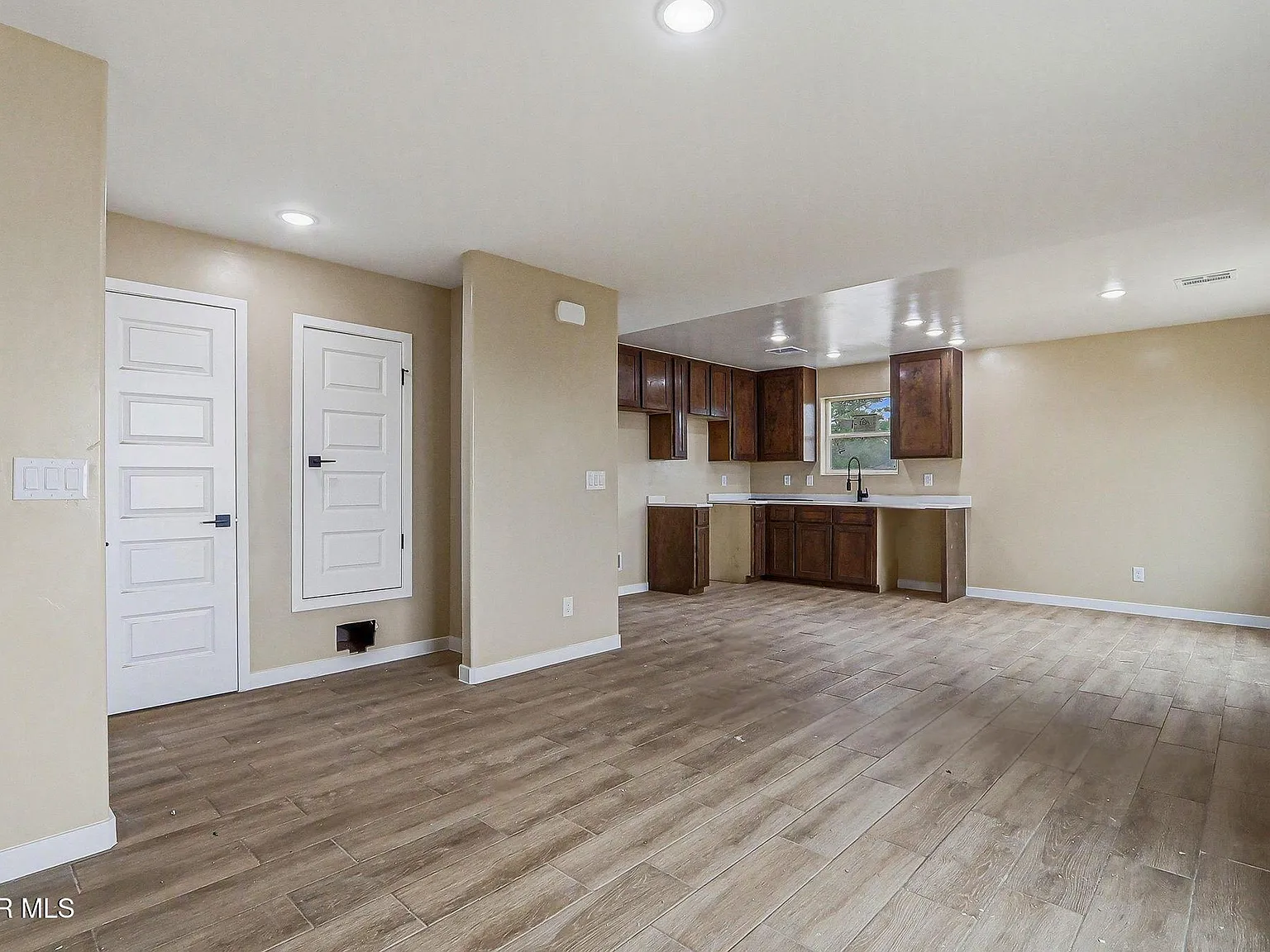 2 bed, 1.0 bath, 910 sqft, $1,250 — Photo 2